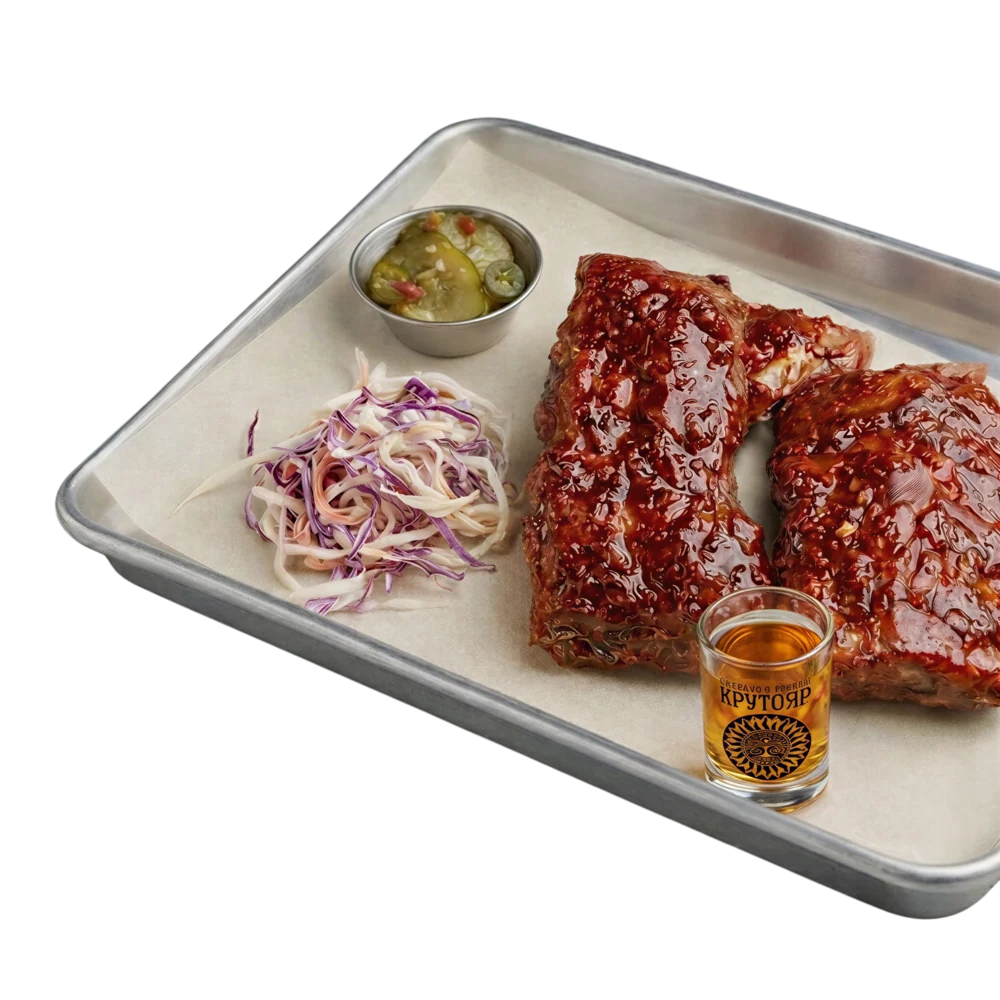 Свиные рёбра «Крутояр» с мочёными огурчиками и салатом коул слоу